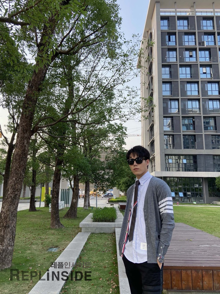 레플리카 명품 [Thom Browne] 톰브라운 블랙 울 V넥 가디건 남녀공용 - 상세 이미지 실사 49