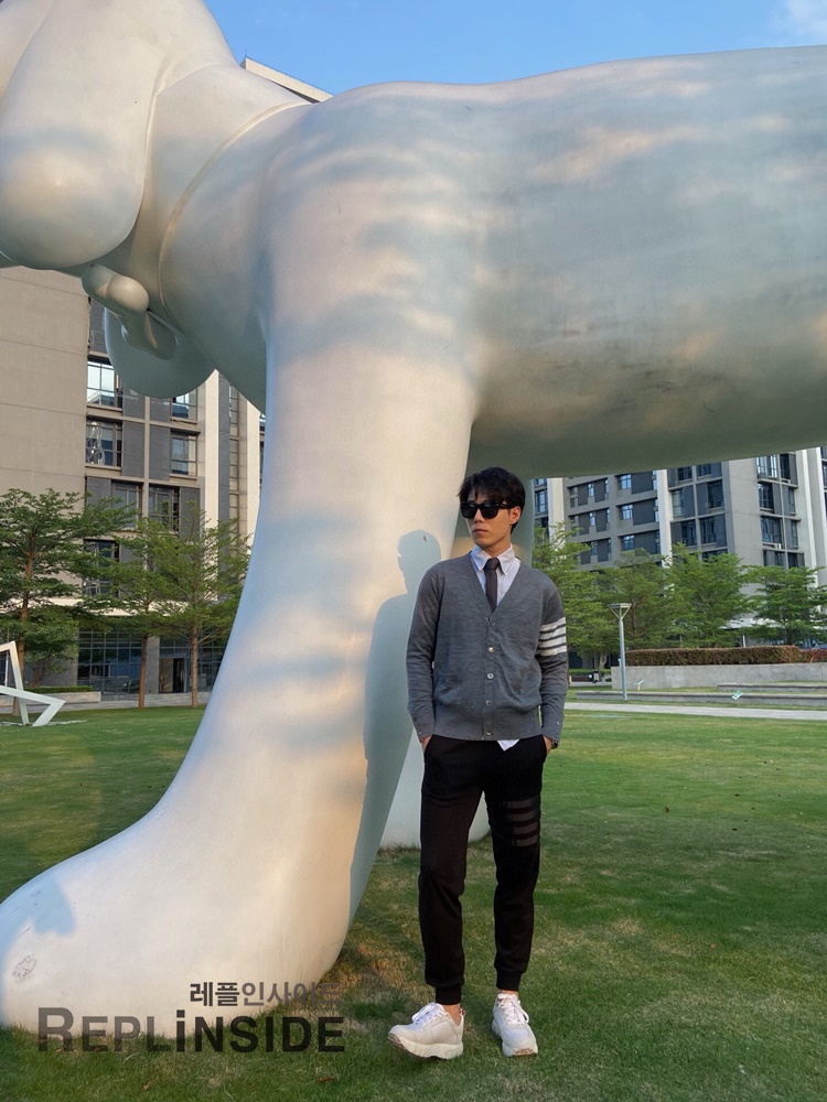 레플리카 명품 [Thom Browne] 톰브라운 블랙 울 V넥 가디건 남녀공용 - 상세 이미지 실사 50