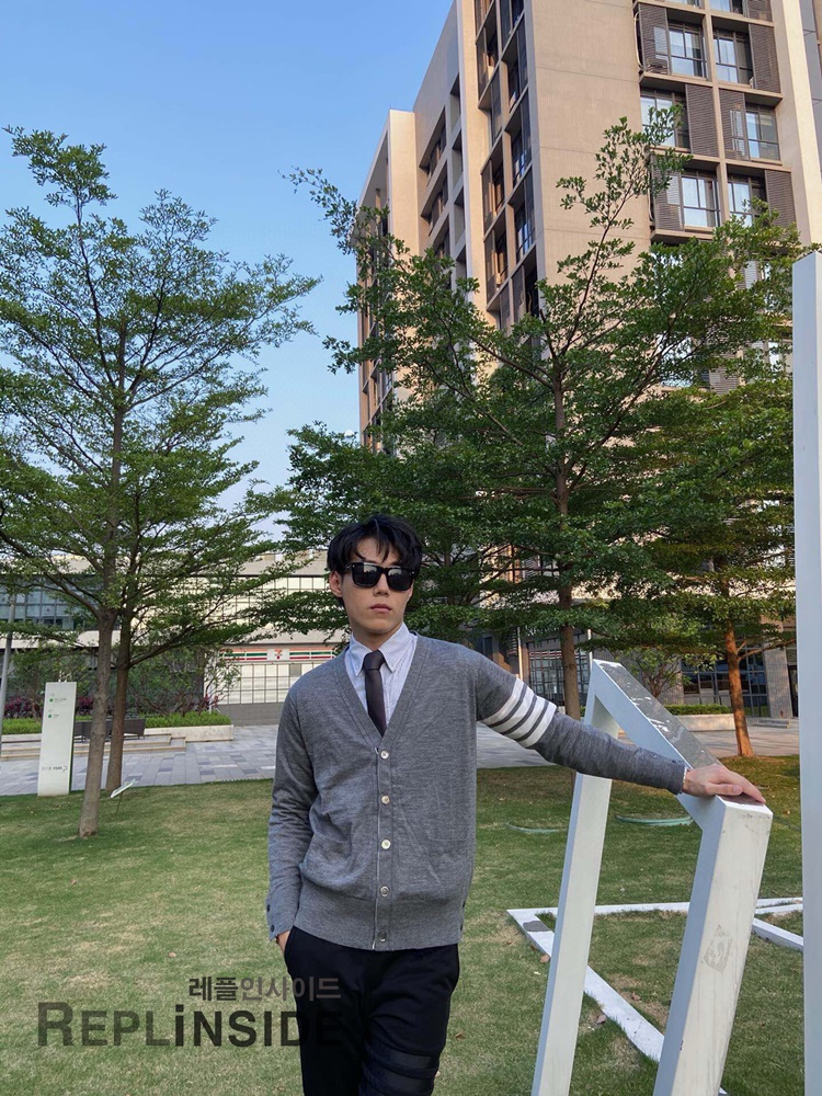 레플리카 명품 [Thom Browne] 톰브라운 블랙 울 V넥 가디건 남녀공용 - 상세 이미지 실사 51