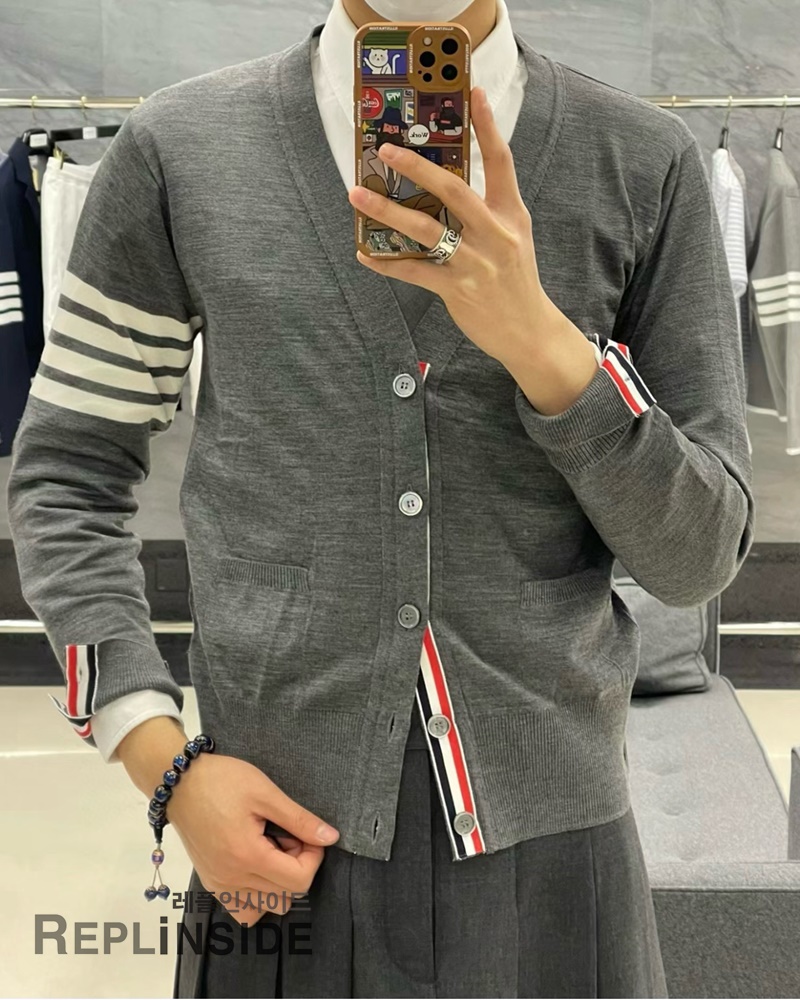 레플리카 명품 [Thom Browne] 톰브라운 블랙 울 V넥 가디건 남녀공용 - 상세 이미지 실사 52
