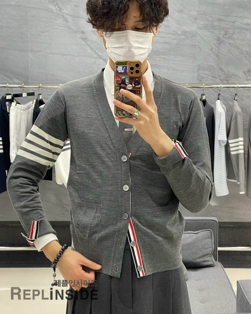 레플리카 명품 [Thom Browne] 톰브라운 블랙 울 V넥 가디건 남녀공용 - 상세 이미지 실사 53