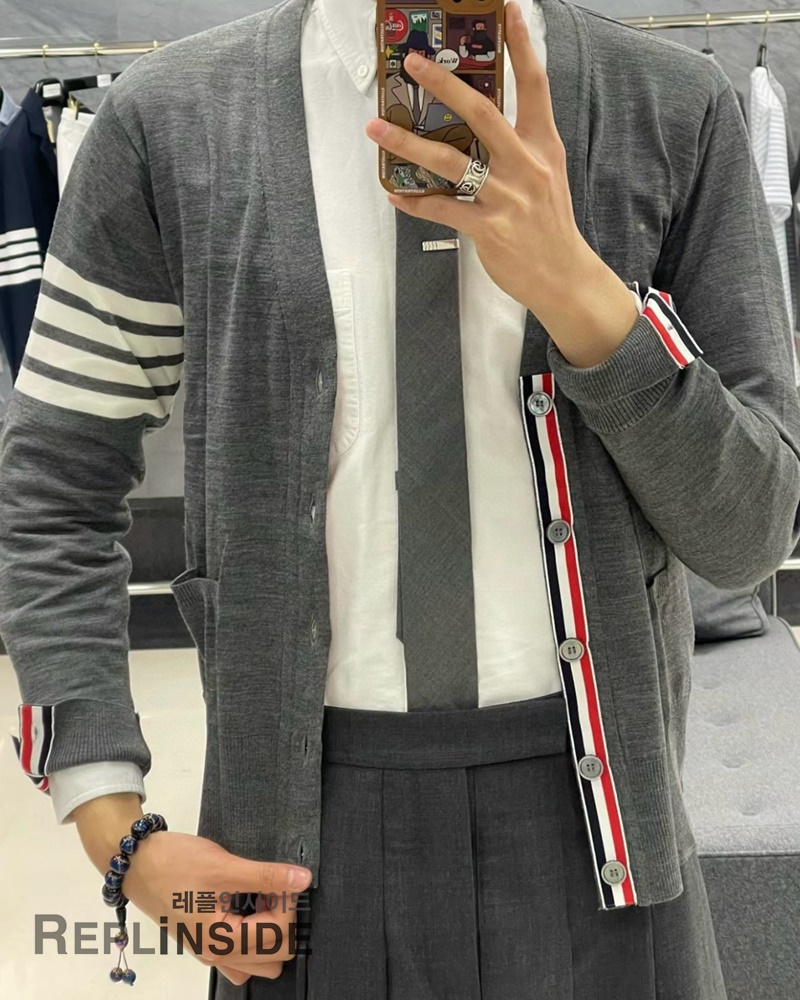 레플리카 명품 [Thom Browne] 톰브라운 블랙 울 V넥 가디건 남녀공용 - 상세 이미지 실사 54