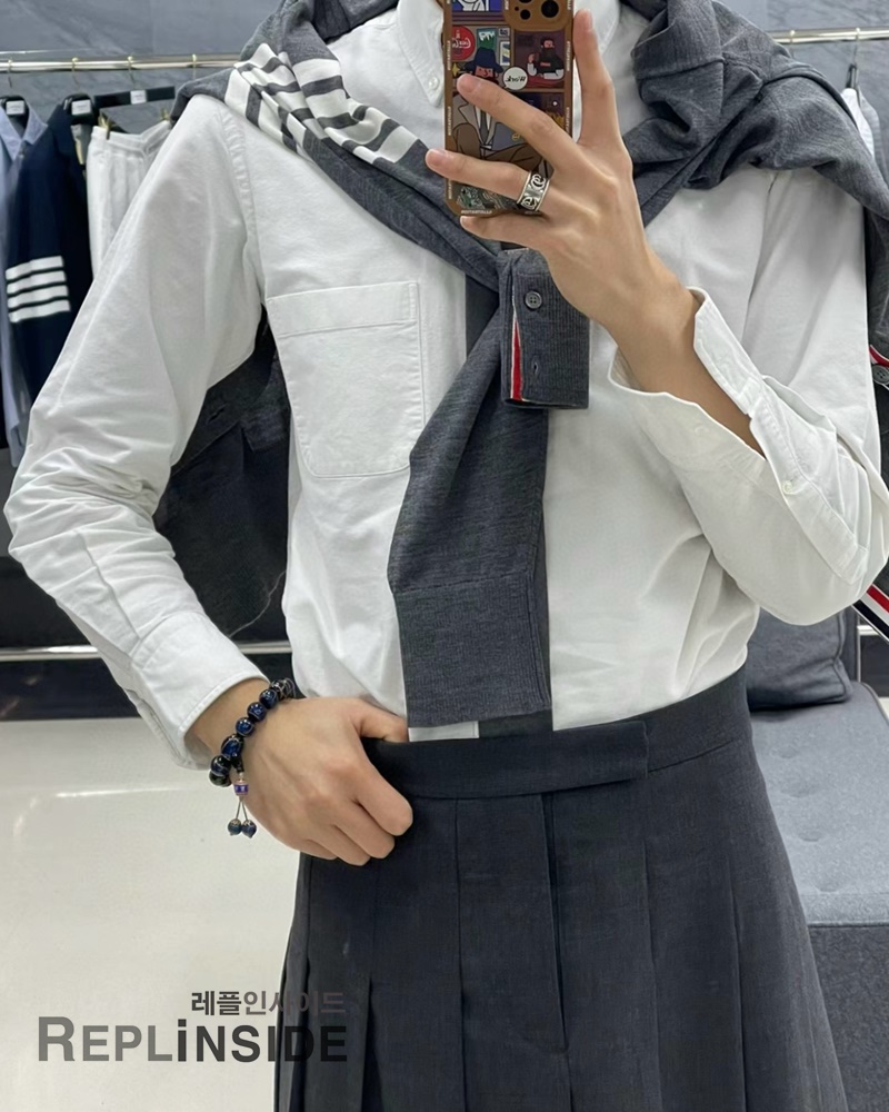 레플리카 명품 [Thom Browne] 톰브라운 블랙 울 V넥 가디건 남녀공용 - 상세 이미지 실사 55