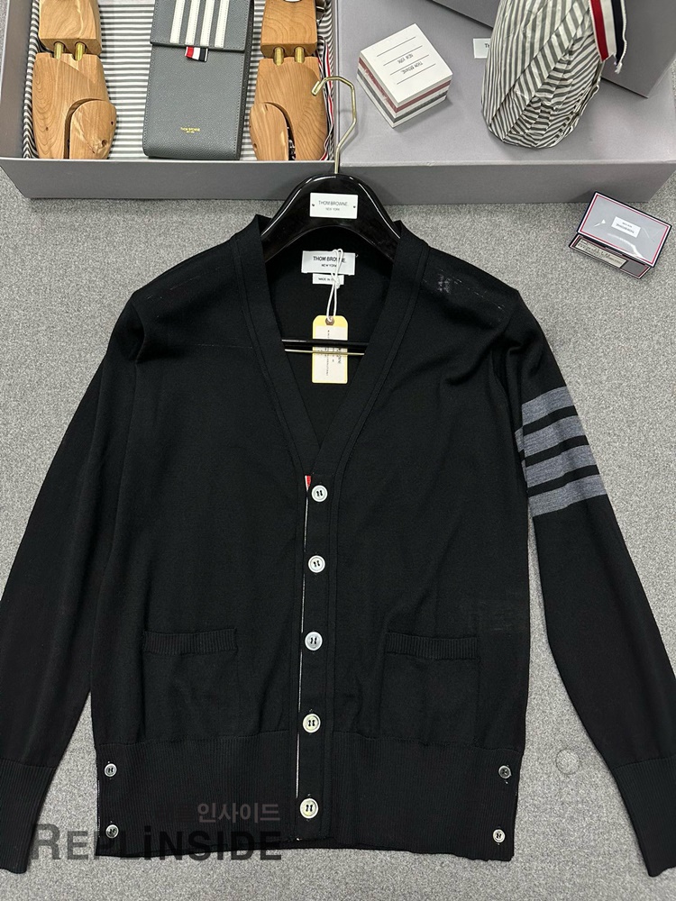레플리카 명품 [Thom Browne] 톰브라운 블랙 울 V넥 가디건 남녀공용 - 앞면 실사