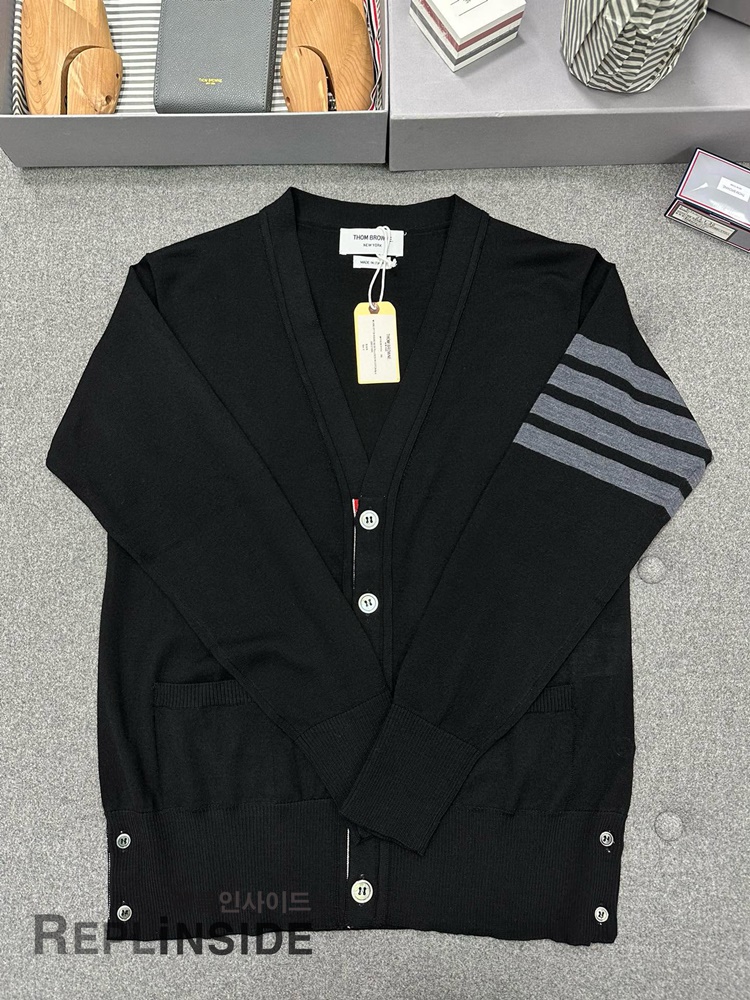 레플리카 명품 [Thom Browne] 톰브라운 블랙 울 V넥 가디건 남녀공용 - 옆면 실사