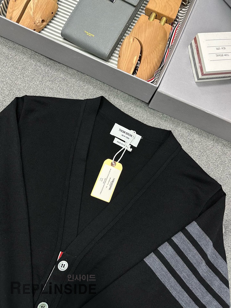 레플리카 명품 [Thom Browne] 톰브라운 블랙 울 V넥 가디건 남녀공용 - 뒷면 실사