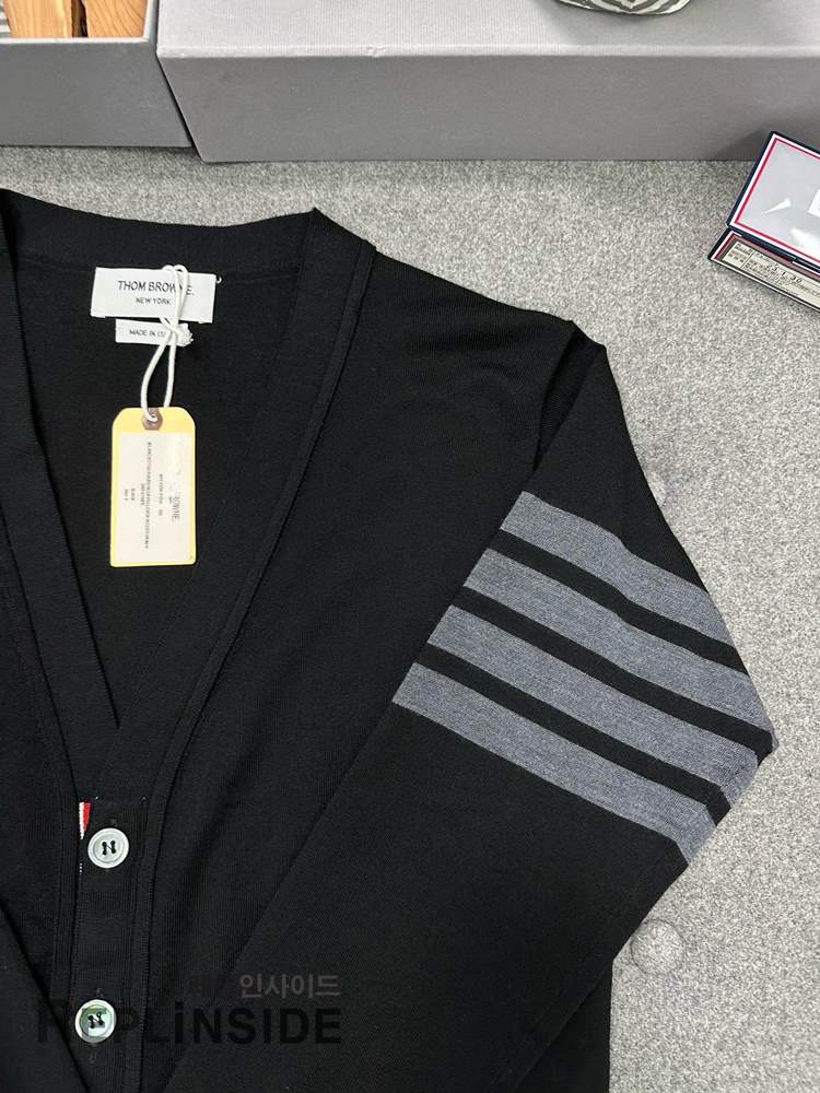 레플리카 명품 [Thom Browne] 톰브라운 블랙 울 V넥 가디건 남녀공용 - 로고 실사