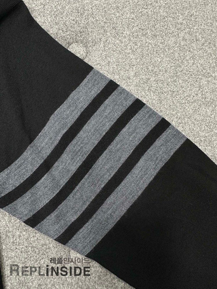 레플리카 명품 [Thom Browne] 톰브라운 블랙 울 V넥 가디건 남녀공용 - 인솔 실사