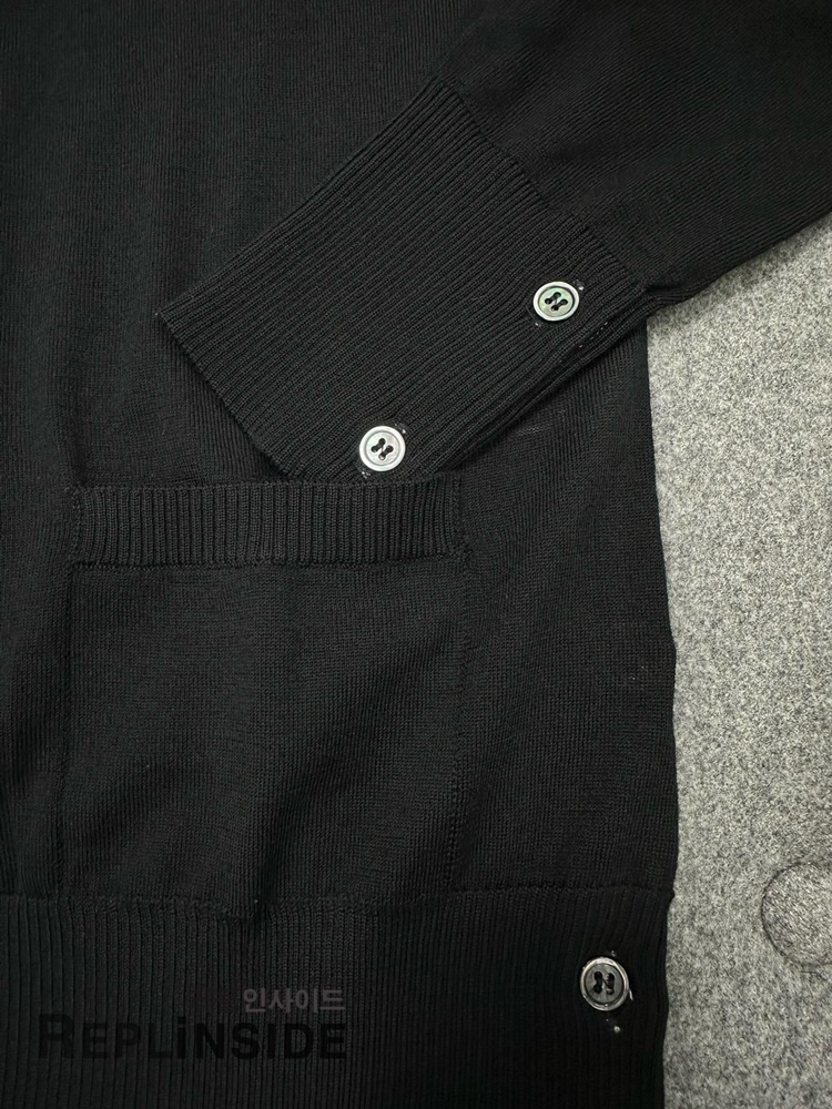 레플리카 명품 [Thom Browne] 톰브라운 블랙 울 V넥 가디건 남녀공용 - 밑창 실사