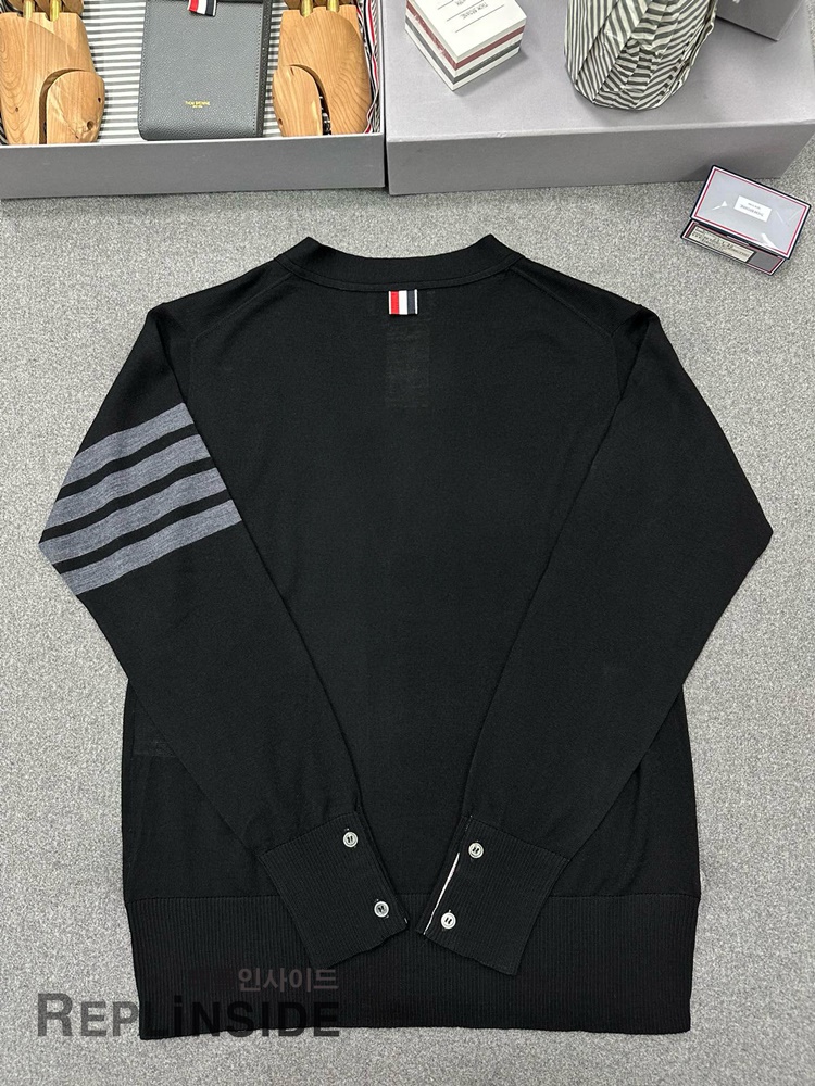 레플리카 명품 [Thom Browne] 톰브라운 블랙 울 V넥 가디건 남녀공용 - 박스 실사