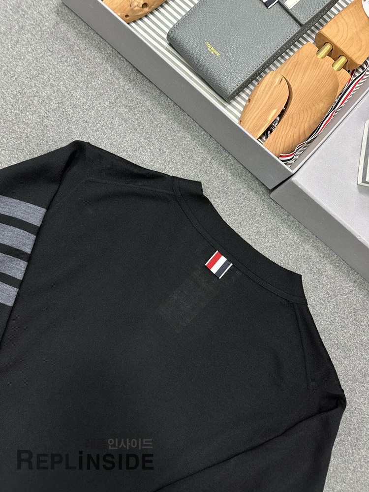 레플리카 명품 [Thom Browne] 톰브라운 블랙 울 V넥 가디건 남녀공용 - 택 실사