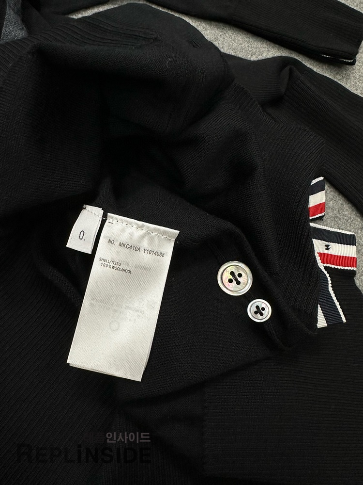 레플리카 명품 [Thom Browne] 톰브라운 블랙 울 V넥 가디건 남녀공용 - 전체 실사