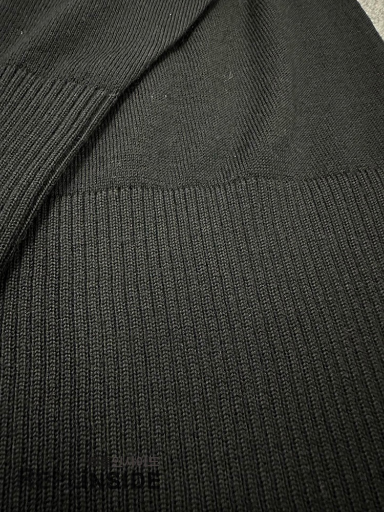 레플리카 명품 [Thom Browne] 톰브라운 블랙 울 V넥 가디건 남녀공용 - 착용샷 실사