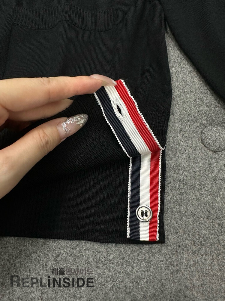 레플리카 명품 [Thom Browne] 톰브라운 블랙 울 V넥 가디건 남녀공용 - 소재 실사