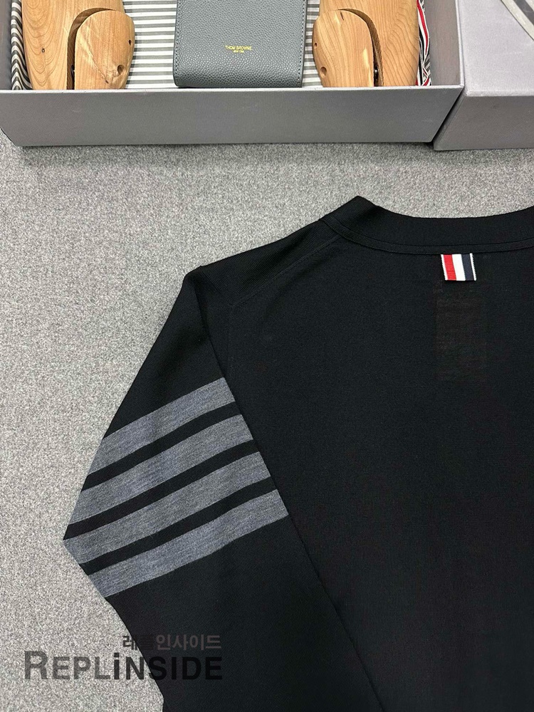 레플리카 명품 [Thom Browne] 톰브라운 블랙 울 V넥 가디건 남녀공용 - 특가 실사