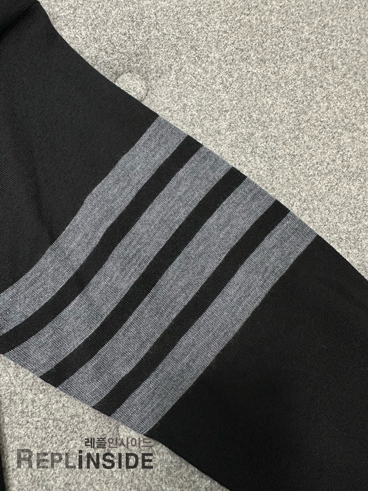 레플리카 명품 [Thom Browne] 톰브라운 블랙 울 V넥 가디건 남녀공용 - 상세 이미지 실사 18