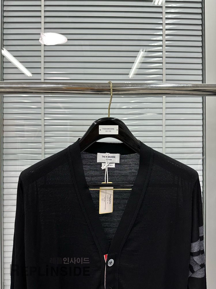 레플리카 명품 [Thom Browne] 톰브라운 블랙 울 V넥 가디건 남녀공용 - 상세 이미지 실사 21
