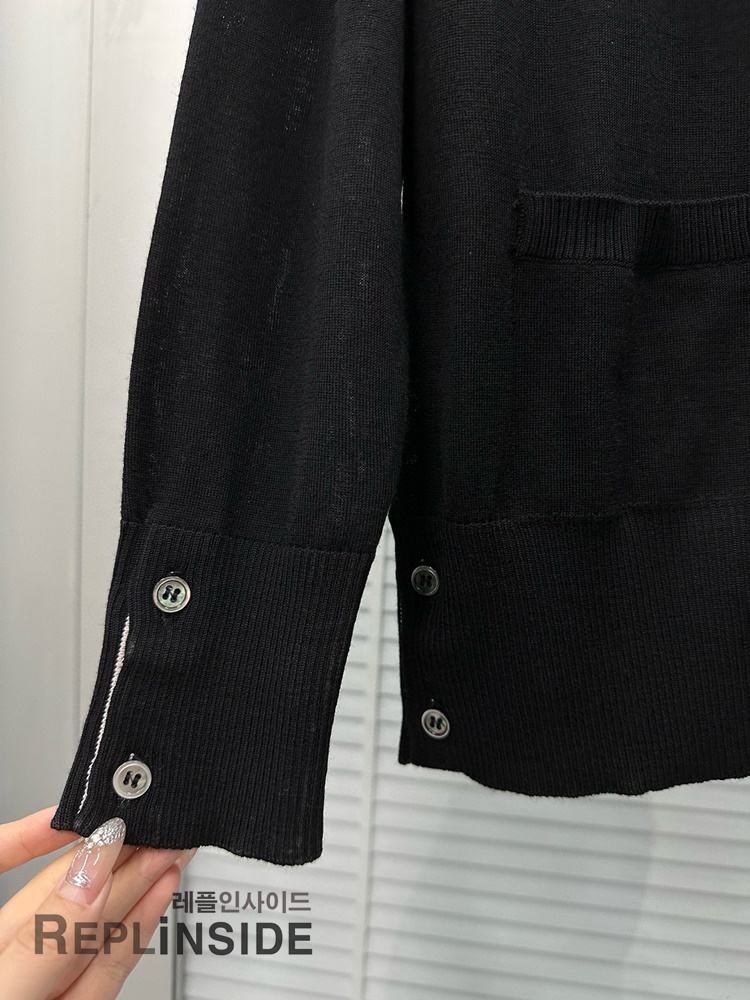 레플리카 명품 [Thom Browne] 톰브라운 블랙 울 V넥 가디건 남녀공용 - 상세 이미지 실사 22
