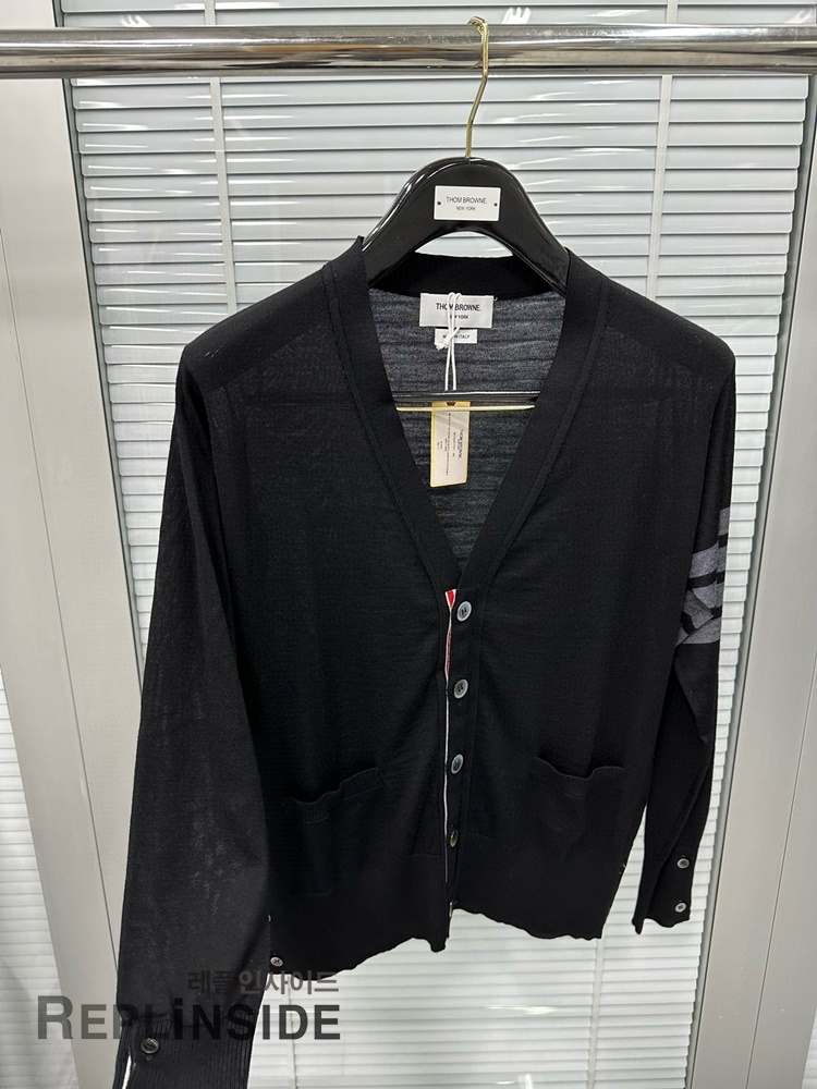 레플리카 명품 [Thom Browne] 톰브라운 블랙 울 V넥 가디건 남녀공용 - 상세 이미지 실사 23