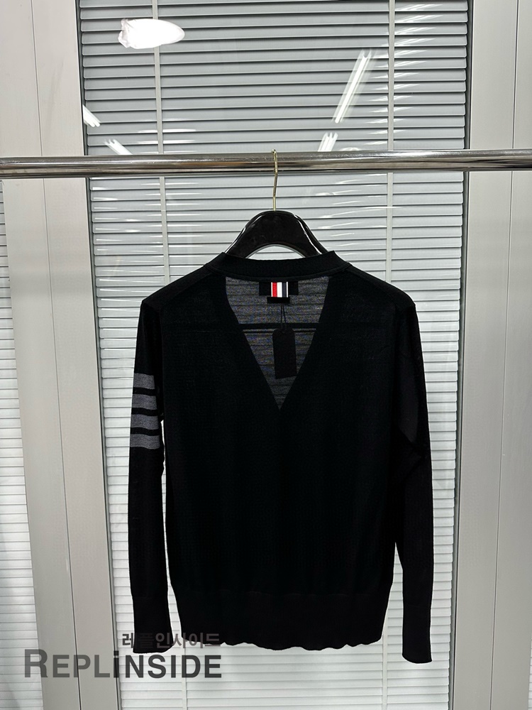 레플리카 명품 [Thom Browne] 톰브라운 블랙 울 V넥 가디건 남녀공용 - 상세 이미지 실사 24