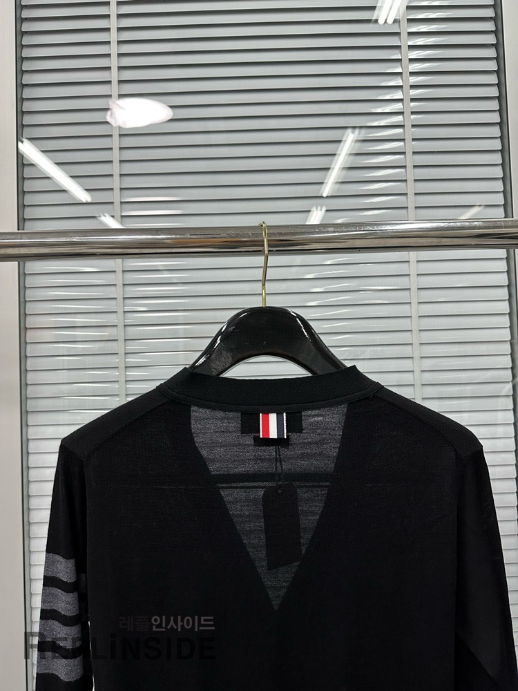 레플리카 명품 [Thom Browne] 톰브라운 블랙 울 V넥 가디건 남녀공용 - 상세 이미지 실사 25