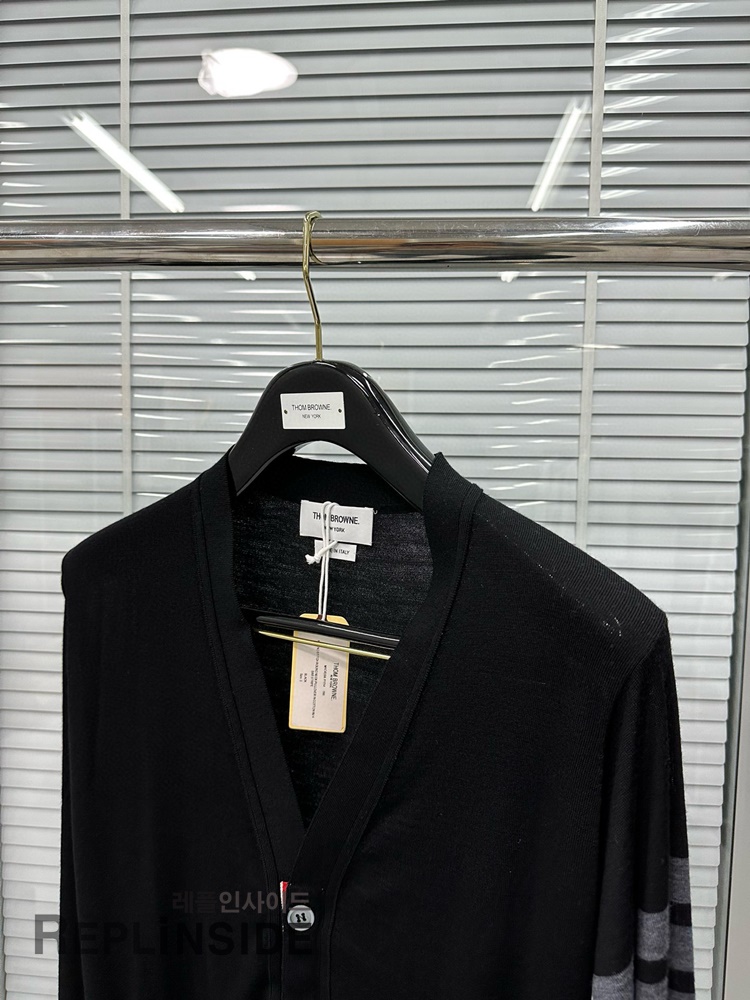 레플리카 명품 [Thom Browne] 톰브라운 블랙 울 V넥 가디건 남녀공용 - 상세 이미지 실사 26