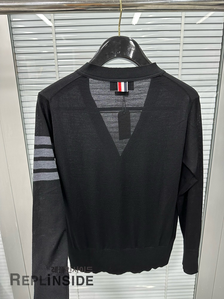 레플리카 명품 [Thom Browne] 톰브라운 블랙 울 V넥 가디건 남녀공용 - 상세 이미지 실사 27