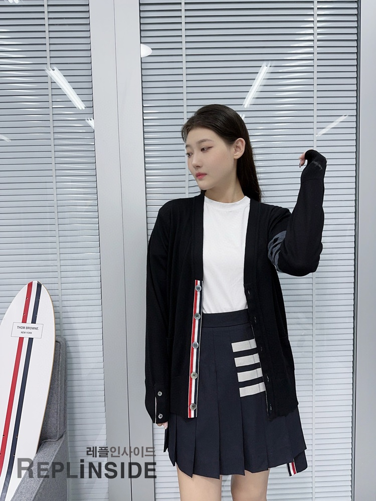 레플리카 명품 [Thom Browne] 톰브라운 블랙 울 V넥 가디건 남녀공용 - 상세 이미지 실사 28