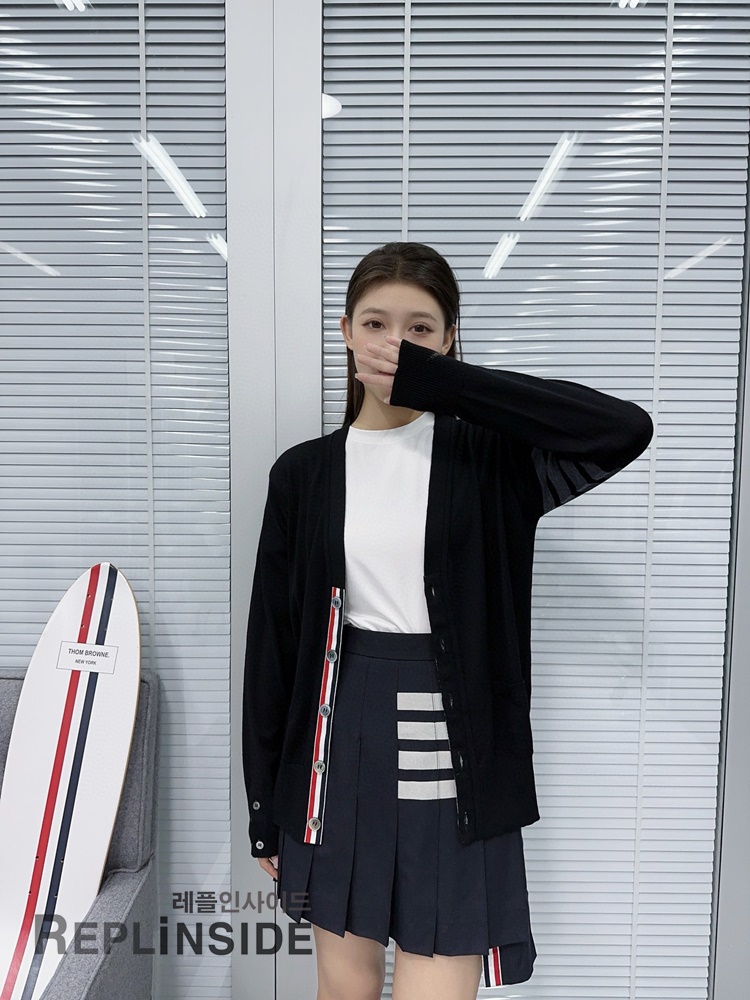 레플리카 명품 [Thom Browne] 톰브라운 블랙 울 V넥 가디건 남녀공용 - 상세 이미지 실사 29