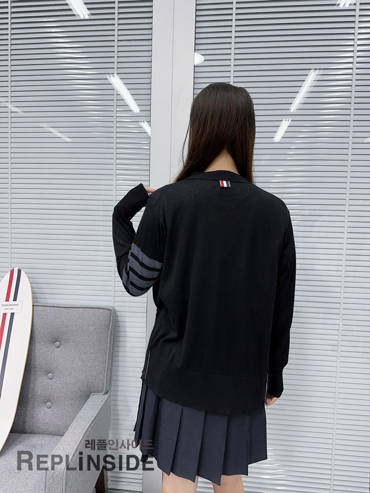레플리카 명품 [Thom Browne] 톰브라운 블랙 울 V넥 가디건 남녀공용 - 상세 이미지 실사 30