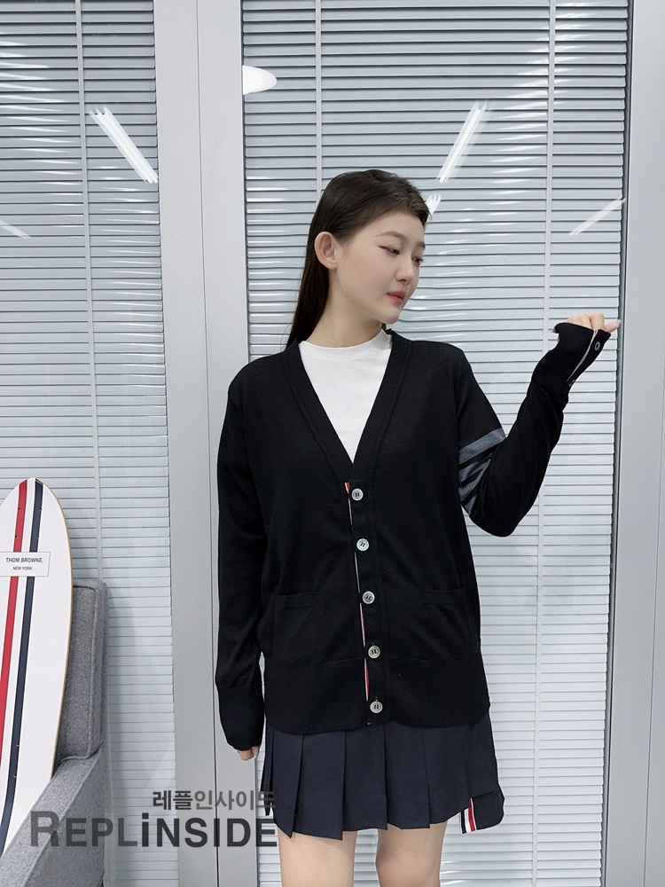 레플리카 명품 [Thom Browne] 톰브라운 블랙 울 V넥 가디건 남녀공용 - 상세 이미지 실사 31