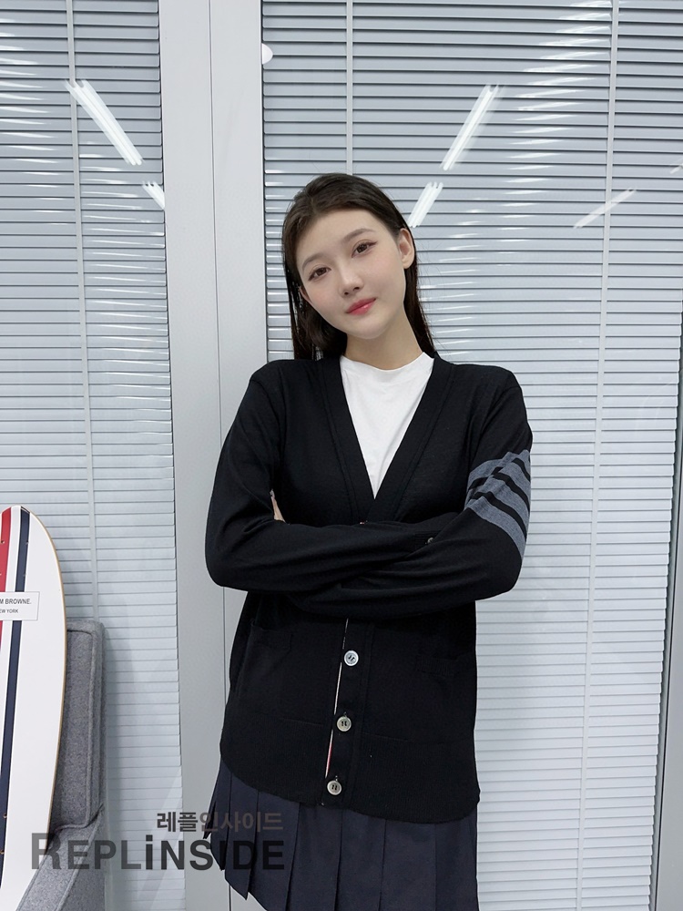 레플리카 명품 [Thom Browne] 톰브라운 블랙 울 V넥 가디건 남녀공용 - 상세 이미지 실사 33