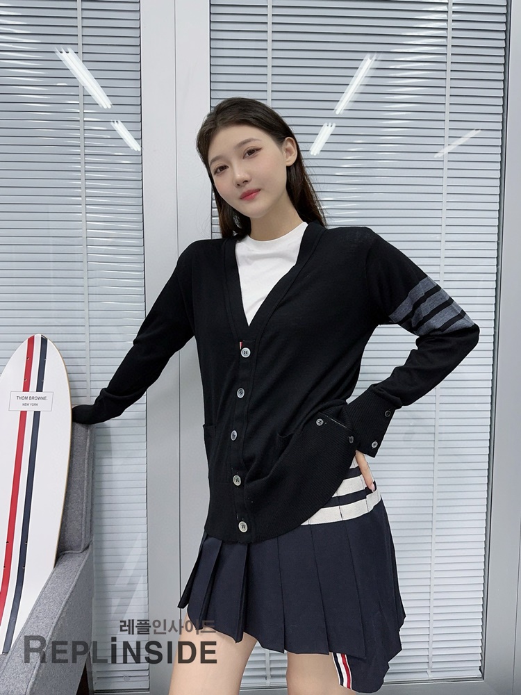 레플리카 명품 [Thom Browne] 톰브라운 블랙 울 V넥 가디건 남녀공용 - 상세 이미지 실사 35
