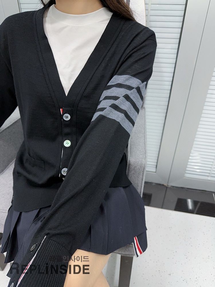 레플리카 명품 [Thom Browne] 톰브라운 블랙 울 V넥 가디건 남녀공용 - 상세 이미지 실사 36