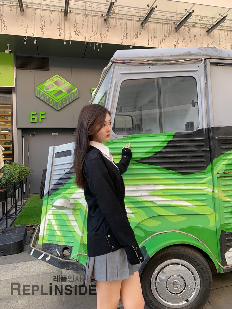 레플리카 명품 [Thom Browne] 톰브라운 블랙 울 V넥 가디건 남녀공용 - 상세 이미지 실사 37