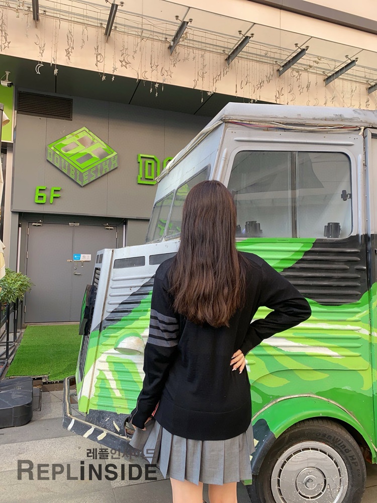 레플리카 명품 [Thom Browne] 톰브라운 블랙 울 V넥 가디건 남녀공용 - 상세 이미지 실사 38