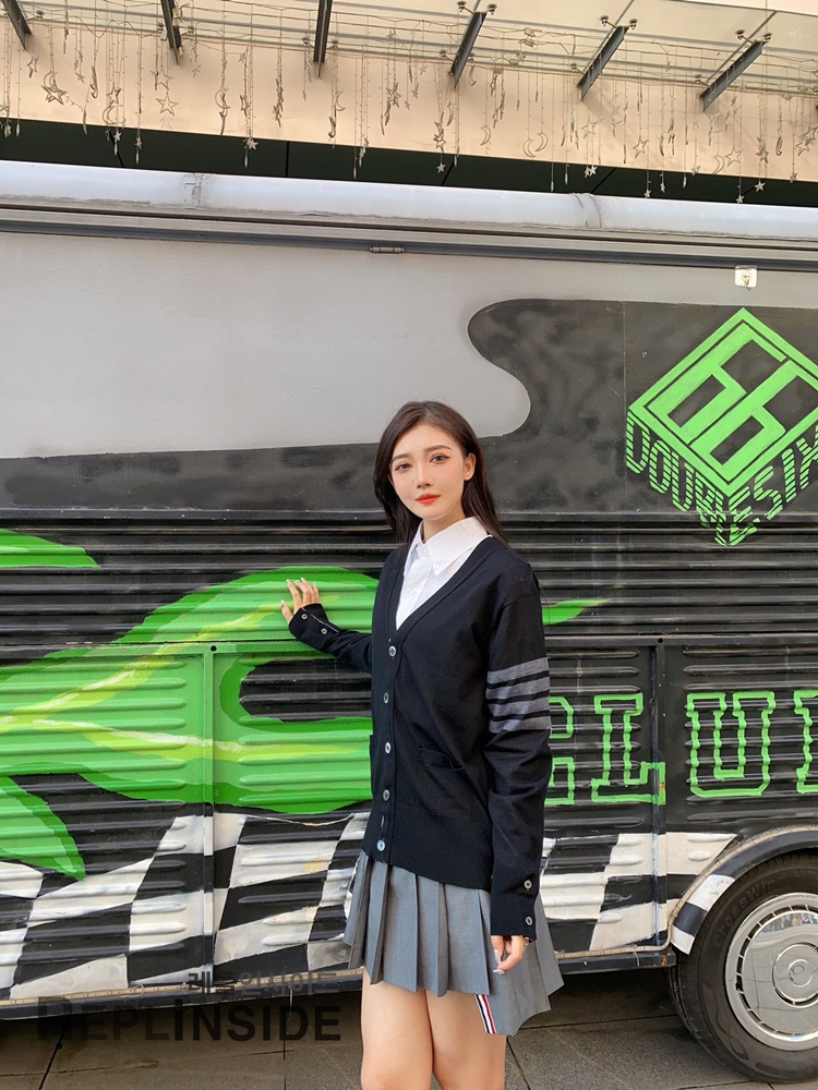 레플리카 명품 [Thom Browne] 톰브라운 블랙 울 V넥 가디건 남녀공용 - 상세 이미지 실사 39