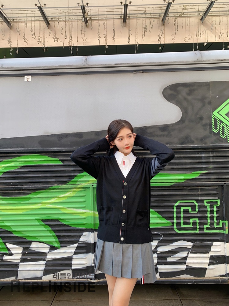 레플리카 명품 [Thom Browne] 톰브라운 블랙 울 V넥 가디건 남녀공용 - 상세 이미지 실사 40