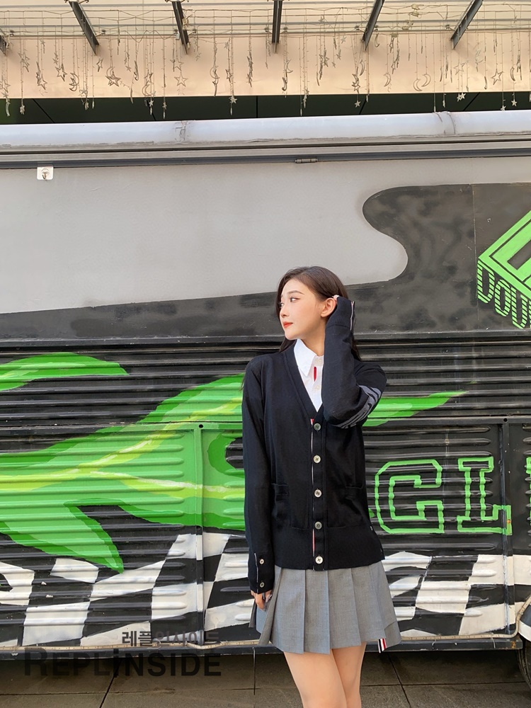 레플리카 명품 [Thom Browne] 톰브라운 블랙 울 V넥 가디건 남녀공용 - 상세 이미지 실사 41