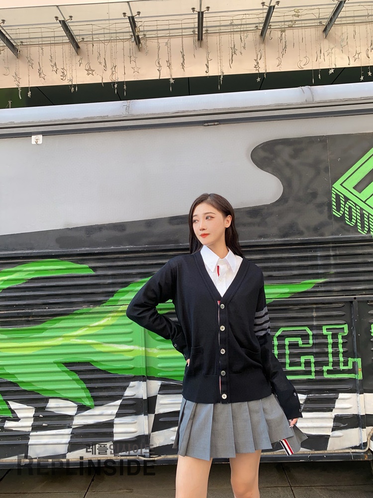 레플리카 명품 [Thom Browne] 톰브라운 블랙 울 V넥 가디건 남녀공용 - 상세 이미지 실사 42