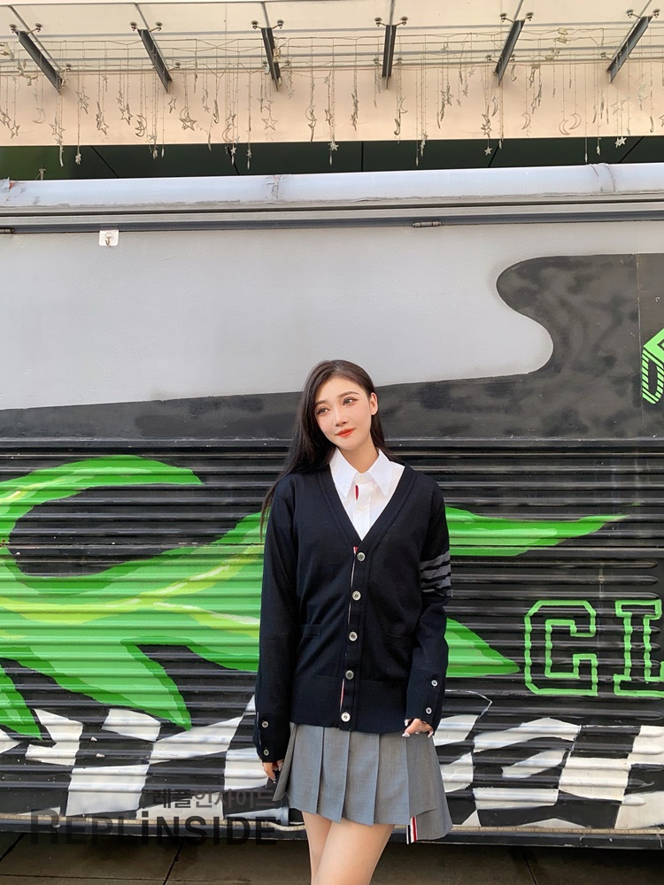 레플리카 명품 [Thom Browne] 톰브라운 블랙 울 V넥 가디건 남녀공용 - 상세 이미지 실사 43