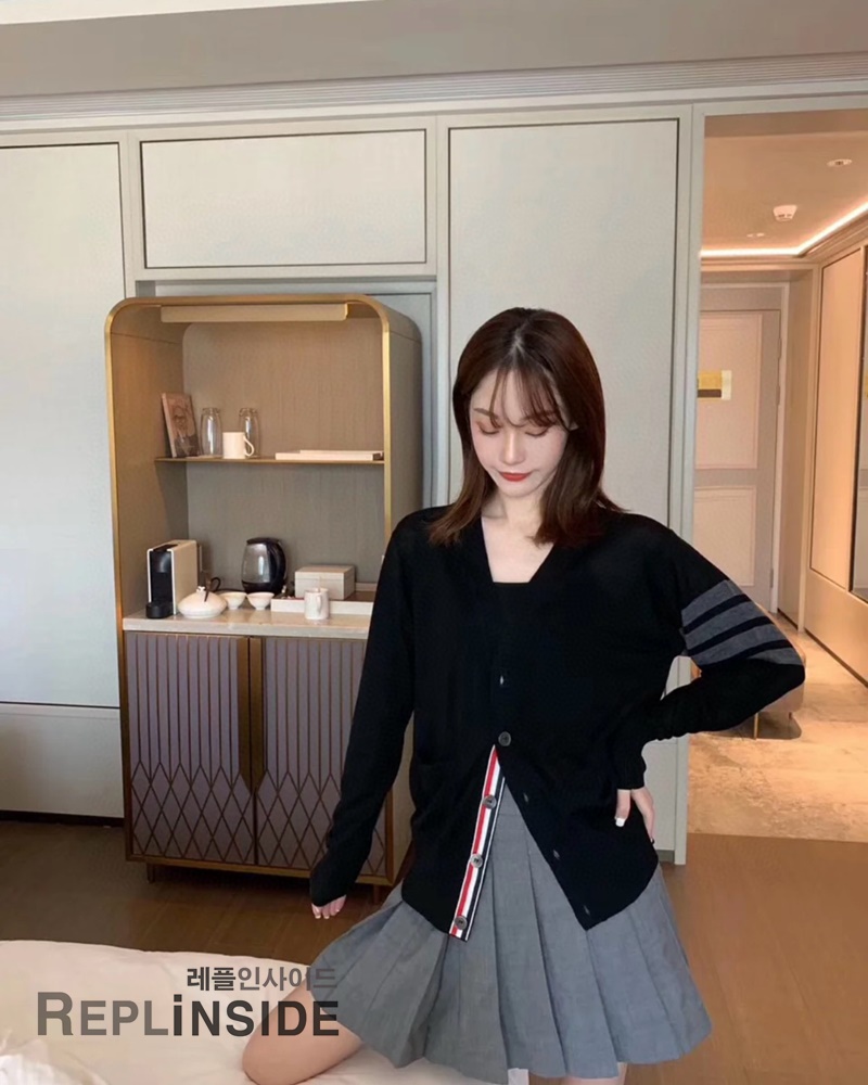 레플리카 명품 [Thom Browne] 톰브라운 블랙 울 V넥 가디건 남녀공용 - 상세 이미지 실사 44