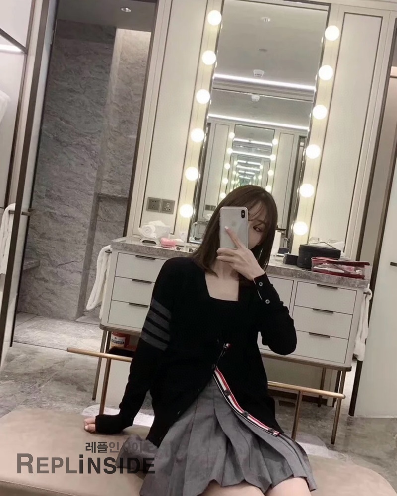 레플리카 명품 [Thom Browne] 톰브라운 블랙 울 V넥 가디건 남녀공용 - 상세 이미지 실사 45