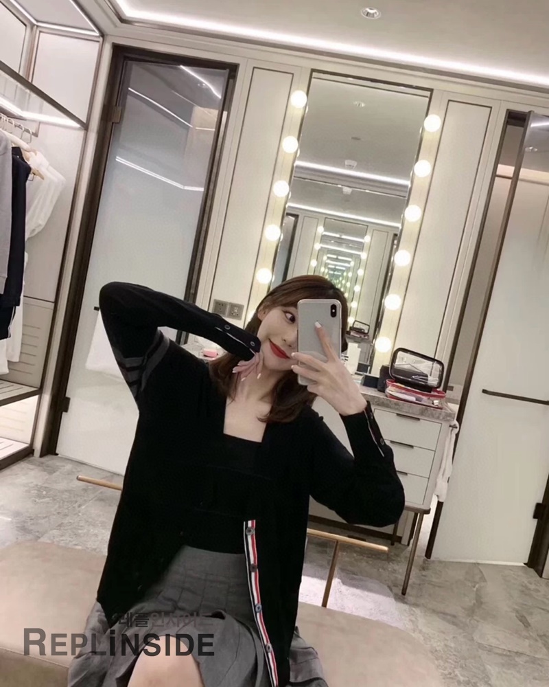 레플리카 명품 [Thom Browne] 톰브라운 블랙 울 V넥 가디건 남녀공용 - 상세 이미지 실사 47