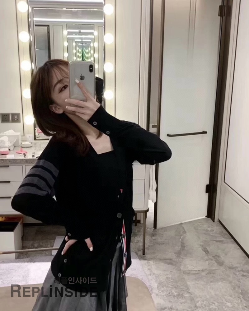 레플리카 명품 [Thom Browne] 톰브라운 블랙 울 V넥 가디건 남녀공용 - 상세 이미지 실사 48