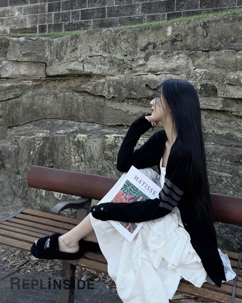 레플리카 명품 [Thom Browne] 톰브라운 블랙 울 V넥 가디건 남녀공용 - 상세 이미지 실사 52