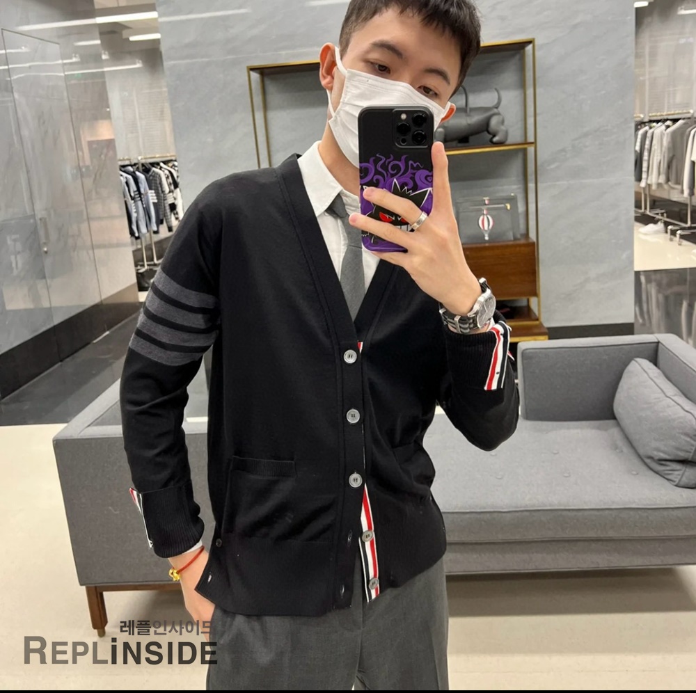 레플리카 명품 [Thom Browne] 톰브라운 블랙 울 V넥 가디건 남녀공용 - 상세 이미지 실사 54