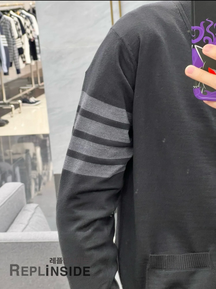 레플리카 명품 [Thom Browne] 톰브라운 블랙 울 V넥 가디건 남녀공용 - 상세 이미지 실사 55