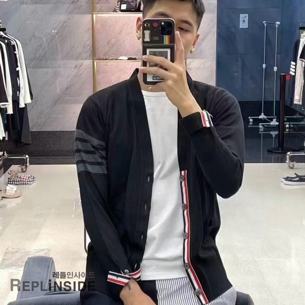 레플리카 명품 [Thom Browne] 톰브라운 블랙 울 V넥 가디건 남녀공용 - 상세 이미지 실사 56