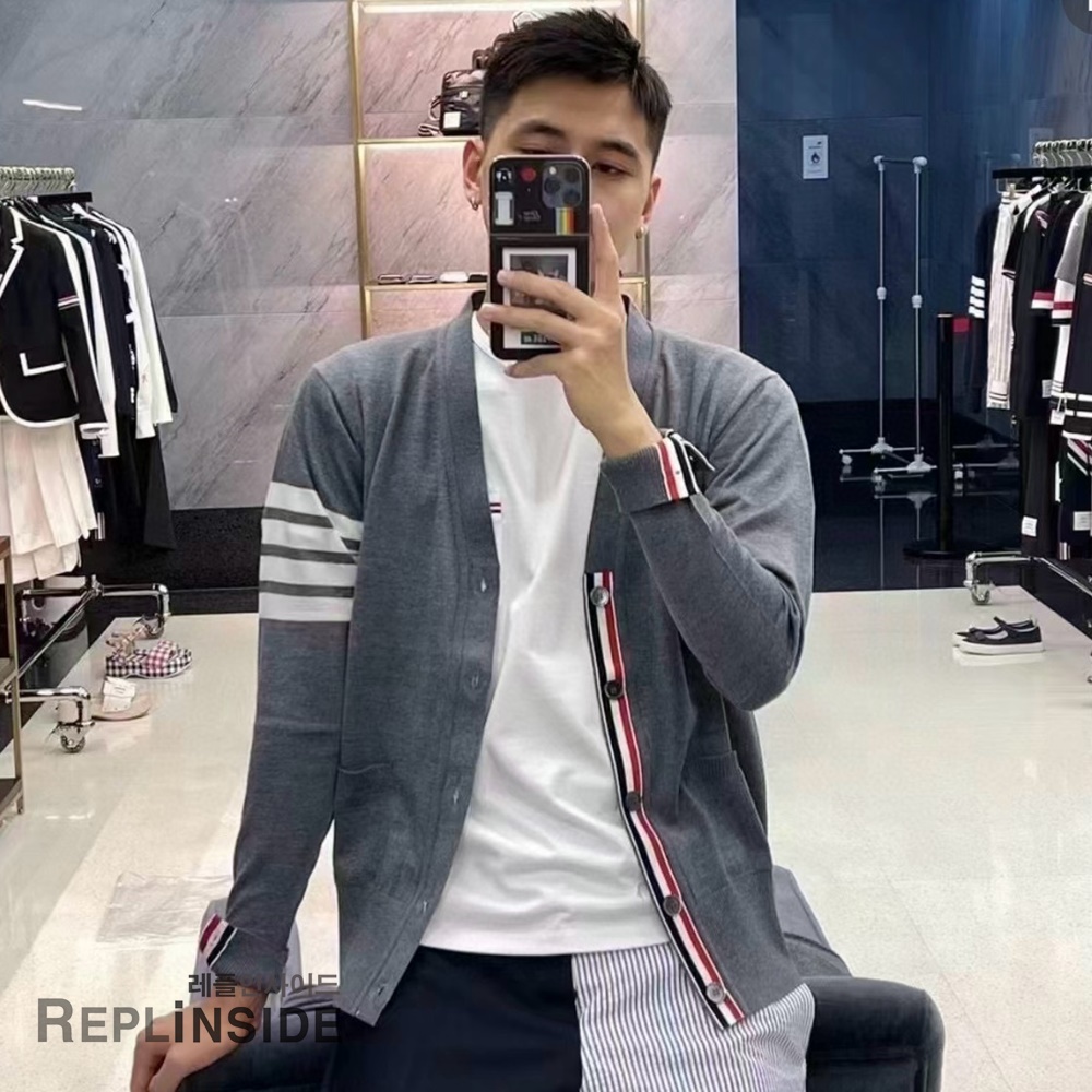 레플리카 명품 [Thom Browne] 톰브라운 블랙 울 V넥 가디건 남녀공용 - 상세 이미지 실사 57